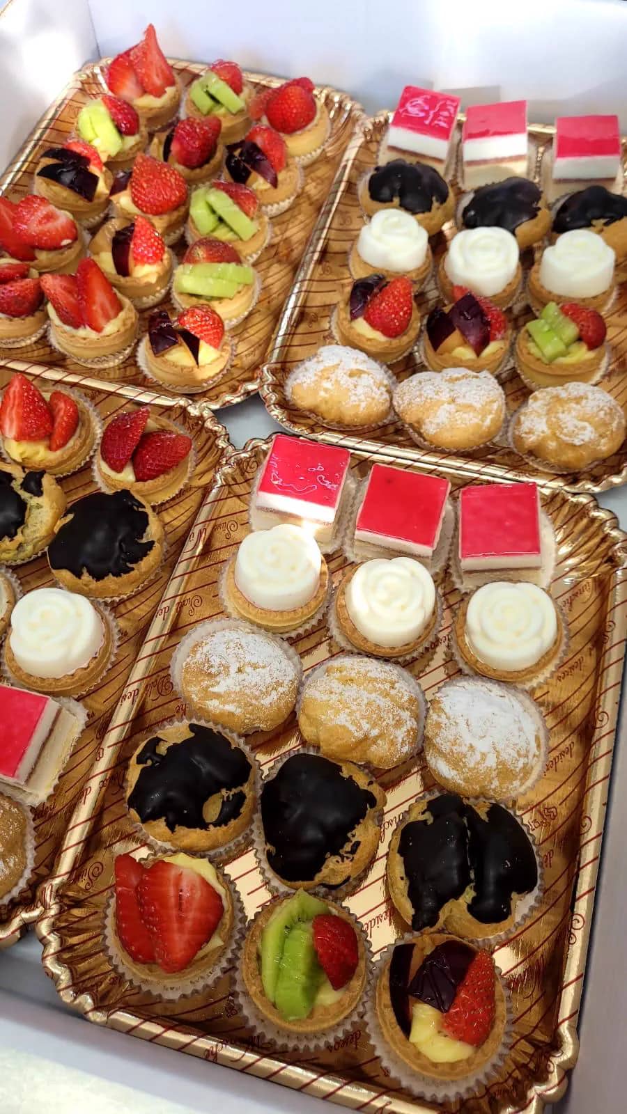 Pasticceria fresca nella vetrina di Dolci Tentazioni
