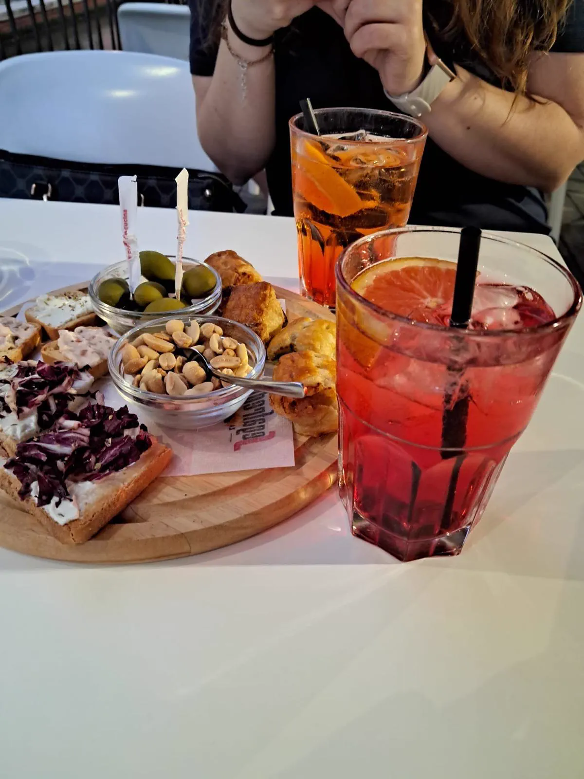 Tagliere aperitivo con cocktail di Dolci Tentazioni