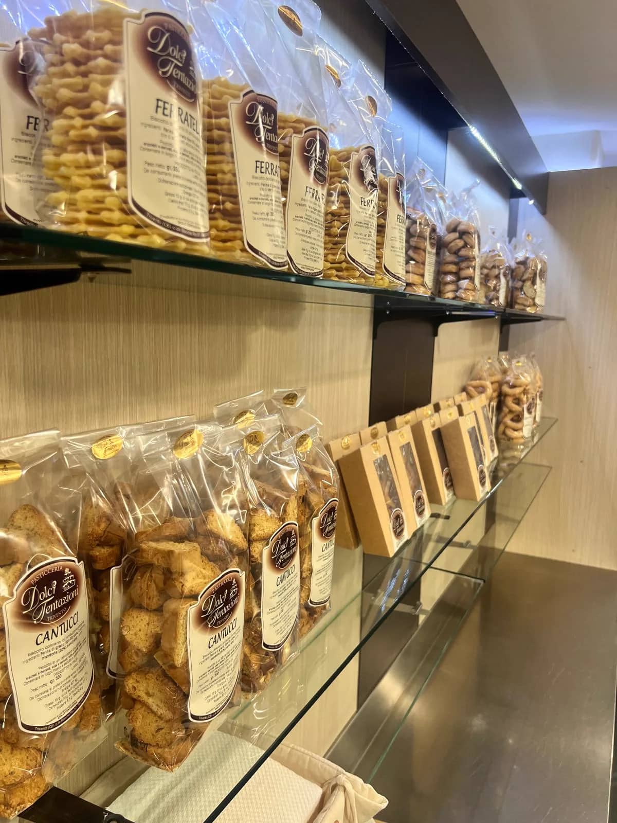 Cantucci e biscotti secchi confezionati sugli scaffali di Dolci Tentazioni