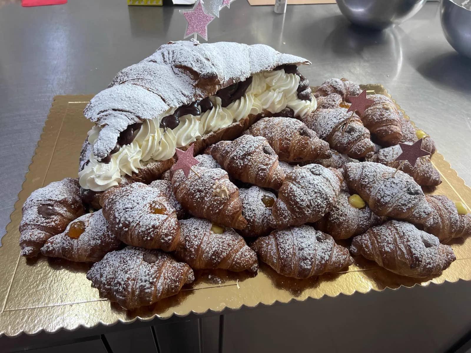 Cornetto farcito su vassoio per una ricorrenza di Dolci Tentazioni