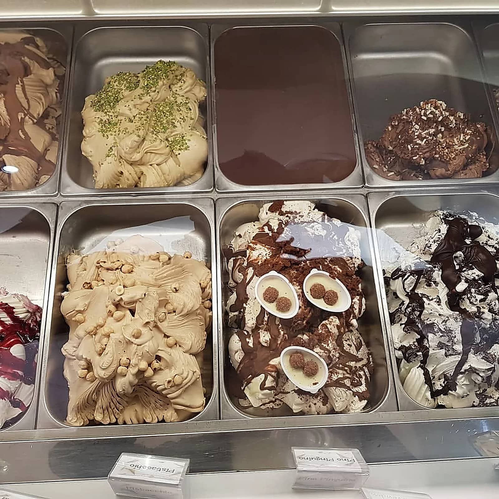 Vetrina dei gusti di gelato artigianale di Dolci Tentazioni