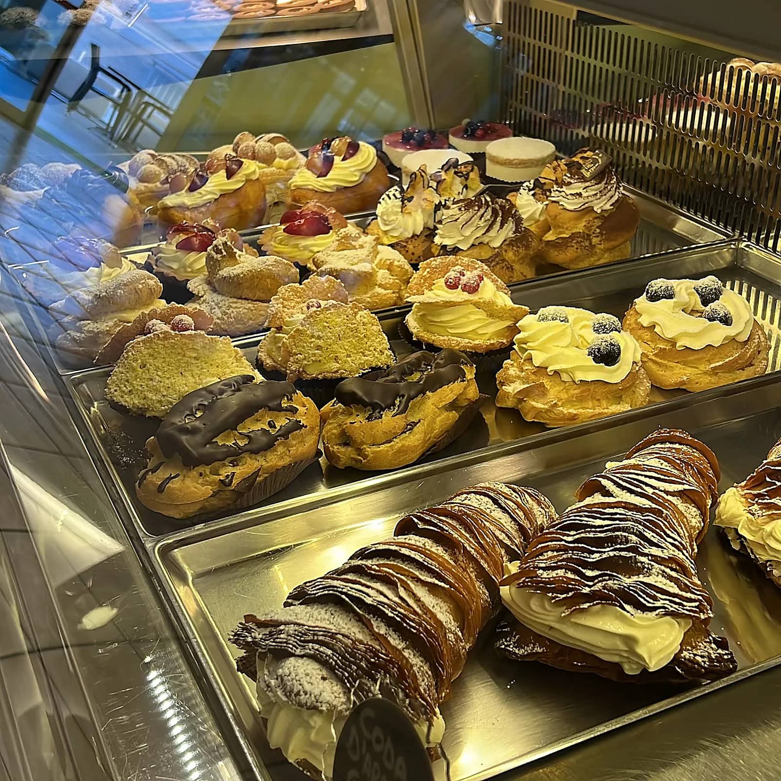 Pasticceria fresca nella vetrina di Dolci Tentazioni