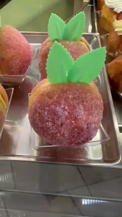 Pesche dolci nella vetrina di Dolci Tentazioni