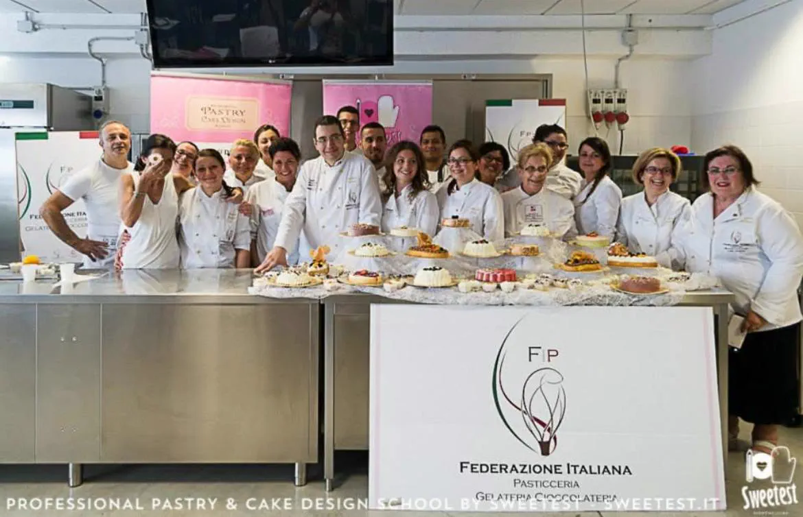 Il team di Dolci Tentazioni durante una formazione