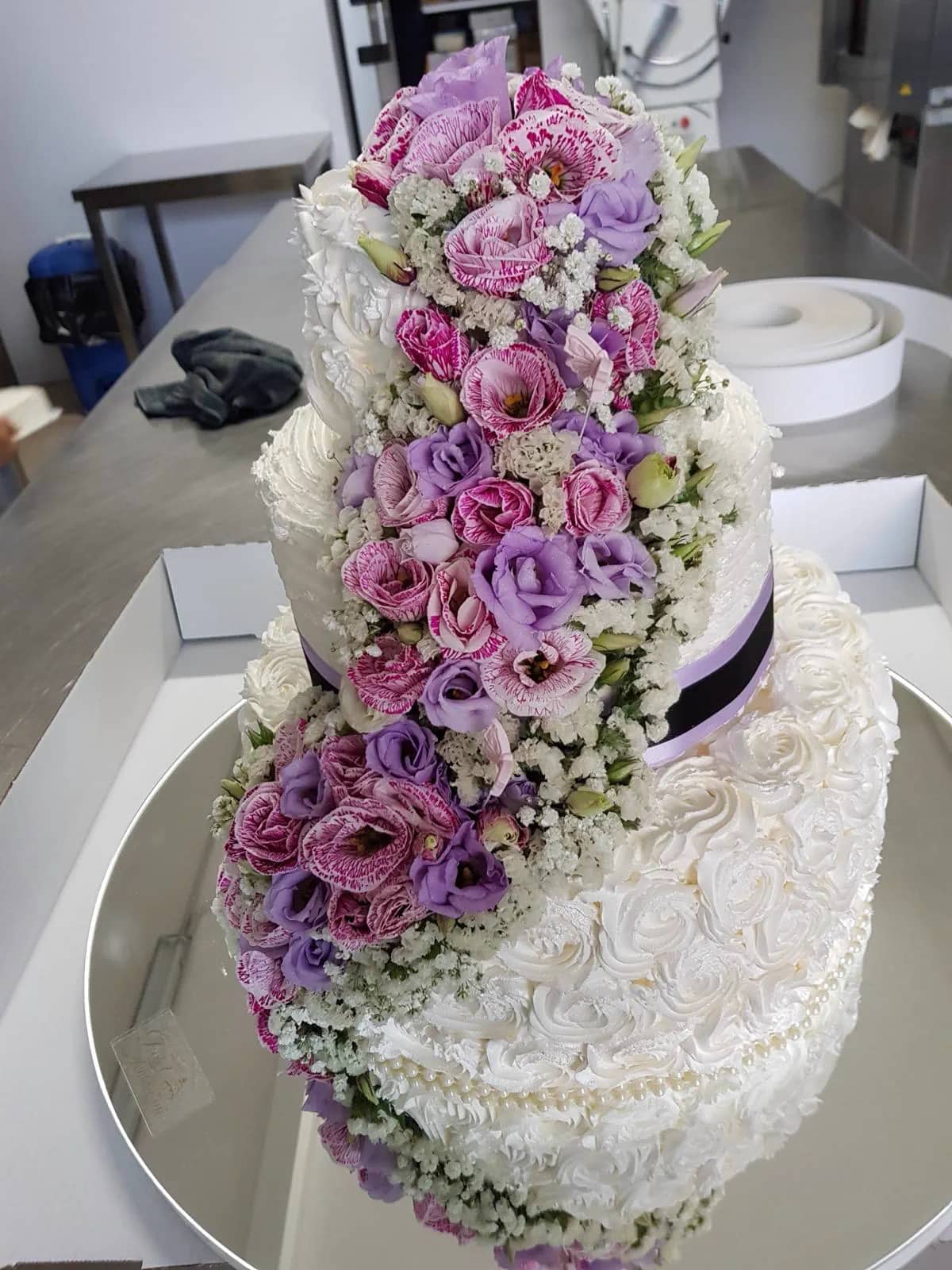 Torta nuziale con fiori realizzata da Dolci Tentazioni