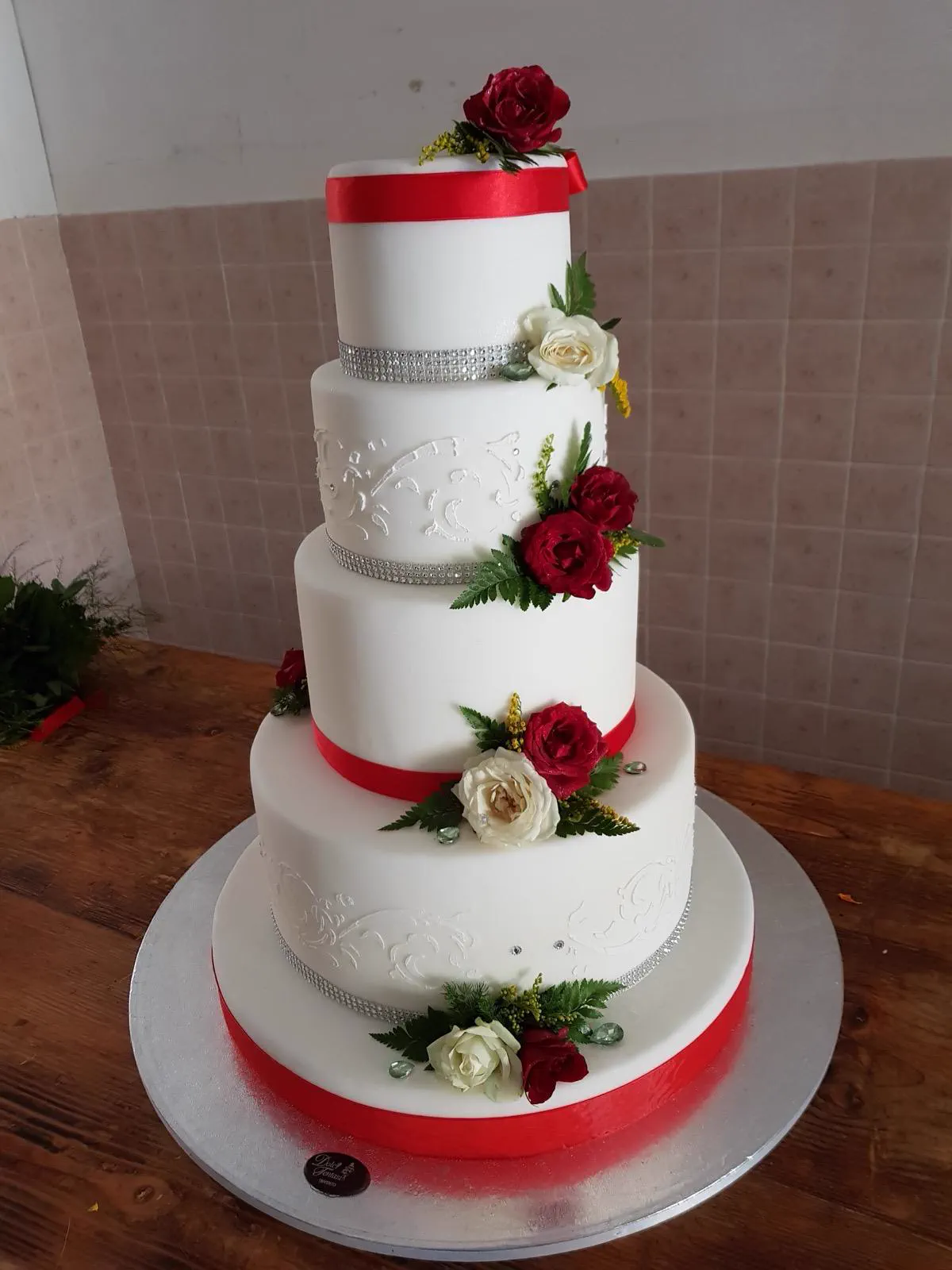 Torta nuziale con rose realizzata da Dolci Tentazioni