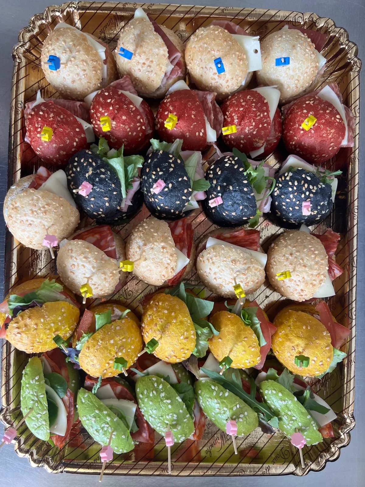 Vassoio di panini farciti per aperitivo di Dolci Tentazioni