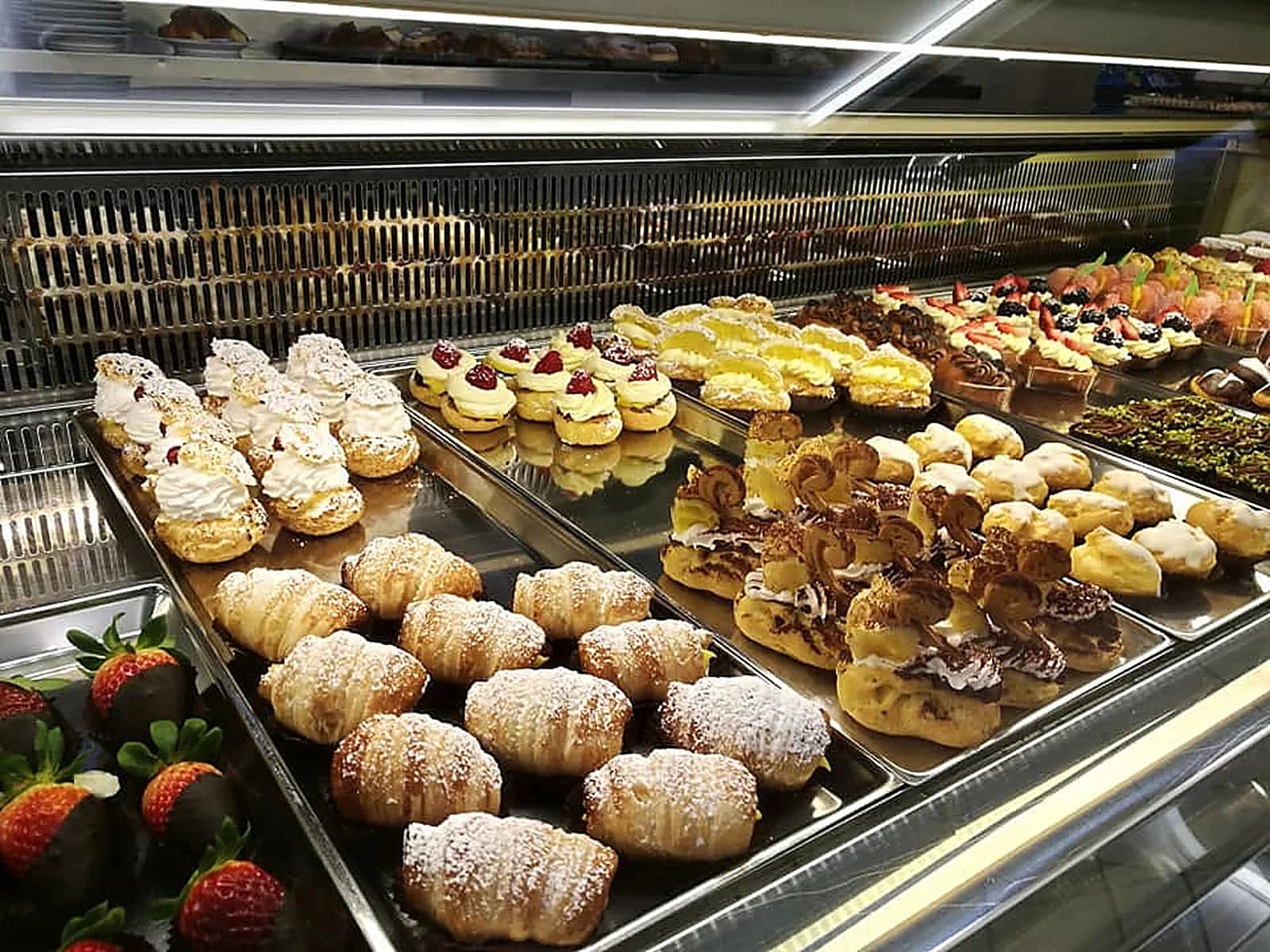 Vetrina della pasticceria Dolci Tentazioni